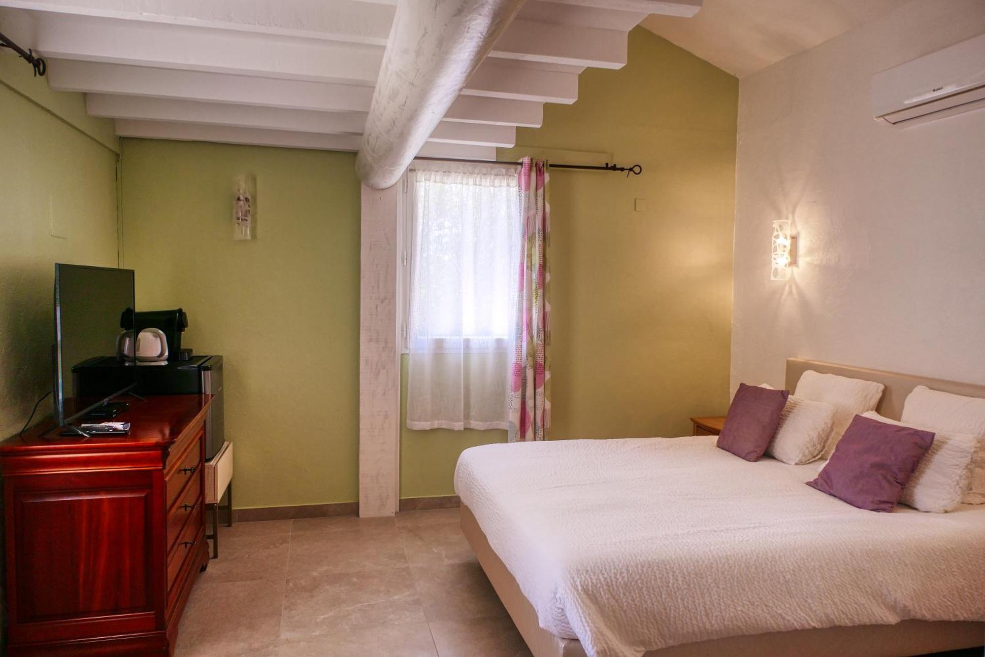 Le Hameau Fleur De Pierres , Chambre , Gite Et Table D'Hotes Murs  Екстериор снимка